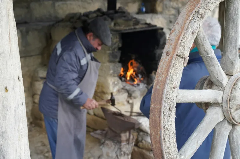 When Hammers Rang Through Wynds: The Master Craftsmen Who Made Edinburgh's Closes Their Workshops